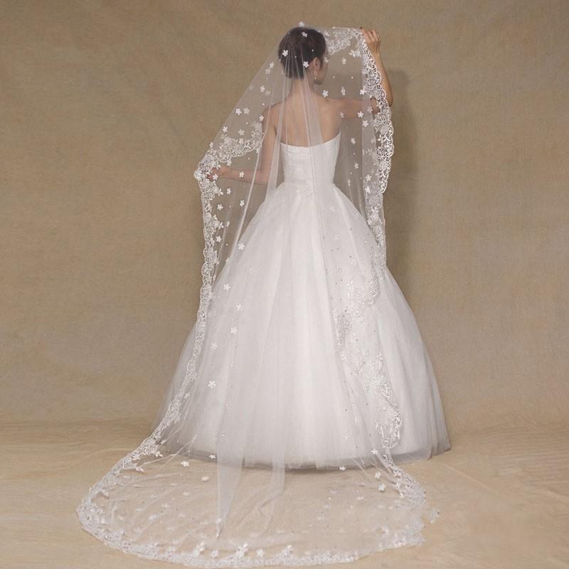 Cathedral Veil with Scalloped Lace, Flower Applique, and  display picture 1