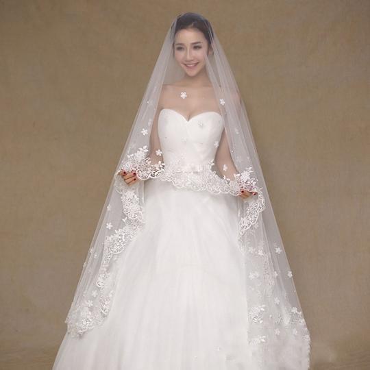 Cathedral Veil with Scalloped Lace, Flower Applique, and  display picture 1